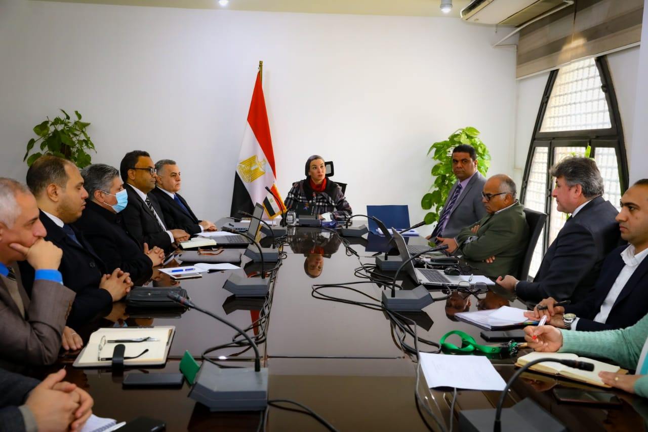 جانب من اجتماع لوزيرة البيئة 