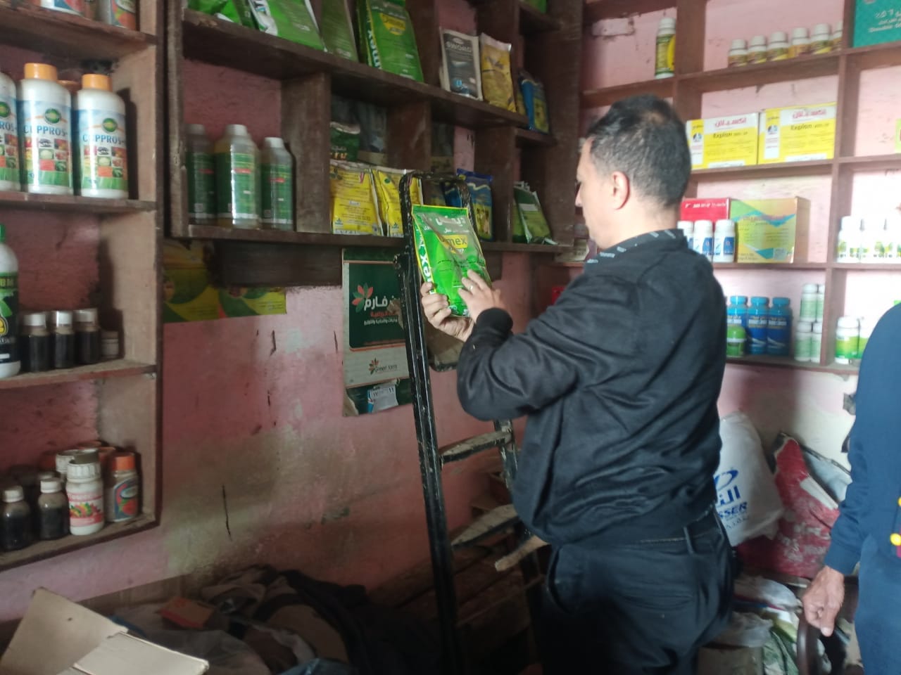خلال تفتيش محلات بيع المبيدات